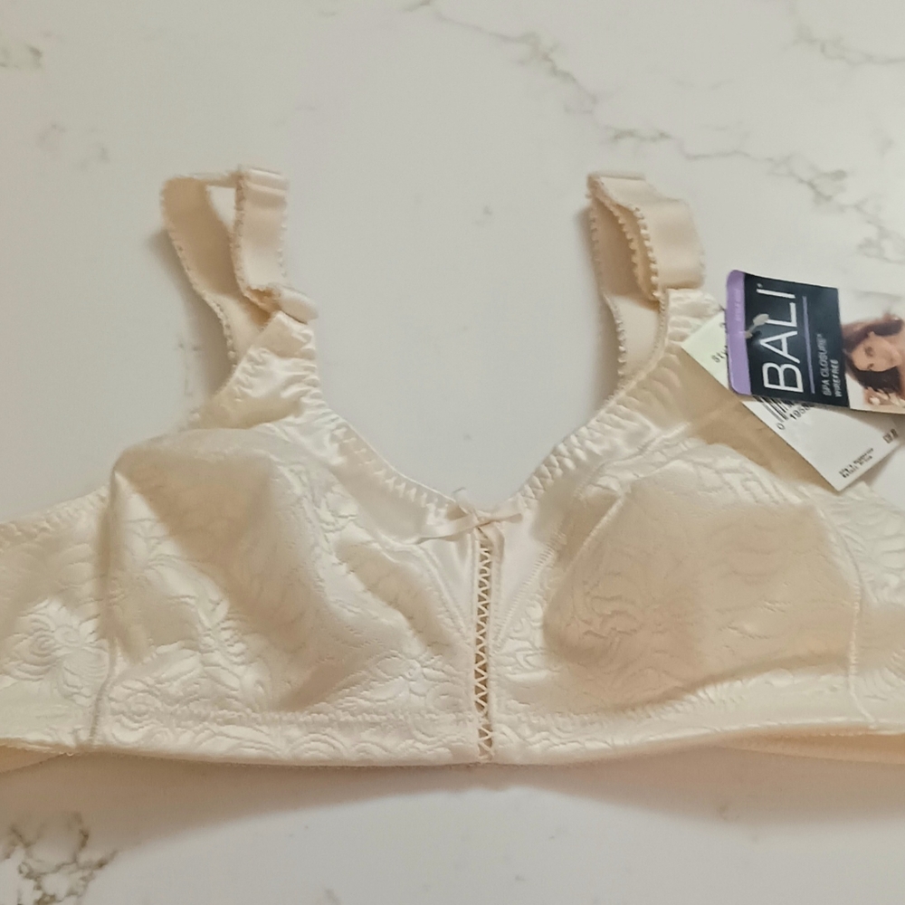 Women's Bali #3372 spa closure wireless bra classic support 36B porcelain NWT